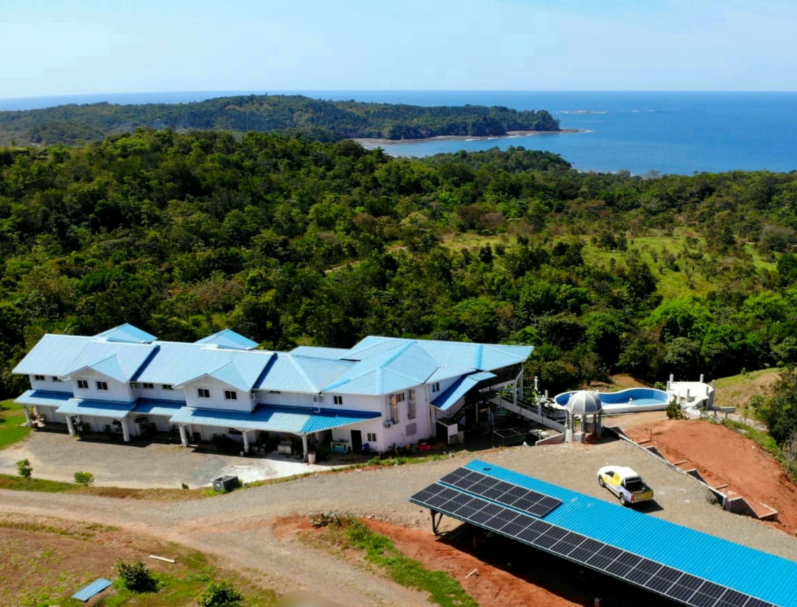 Casa Blanca Inn na colina com o oceano ao fundo